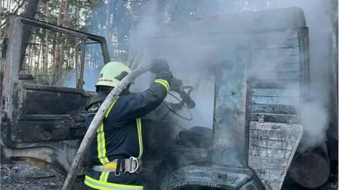 Пожежники ліквідовують наслідки ракетного удару на Київщині