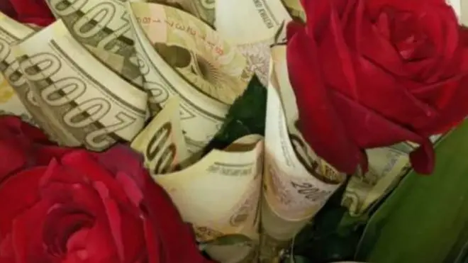 Amafoto nk'iyi yari arimo gucicikana mu matsinda ya WhatsApp