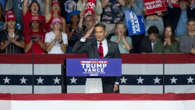 Ông Hùng Cao phát biểu trong một cuộc vận động tranh cử của ông Donald Trump tại Trung tâm Civic Salem ở Salem, Virginia, ngày 2/11/2024