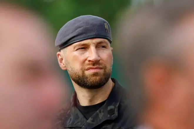 Хмара у формі і береті дивиться в сторону
