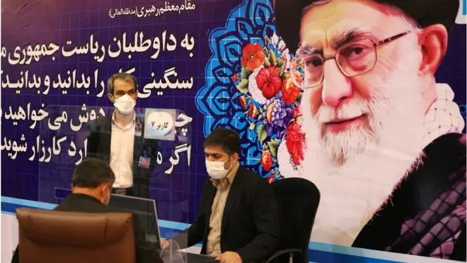 مواطن إيراني يسجل ترشيحه للانتخابات الرئاسية الإيرانية في وزارة الداخلية في طهران