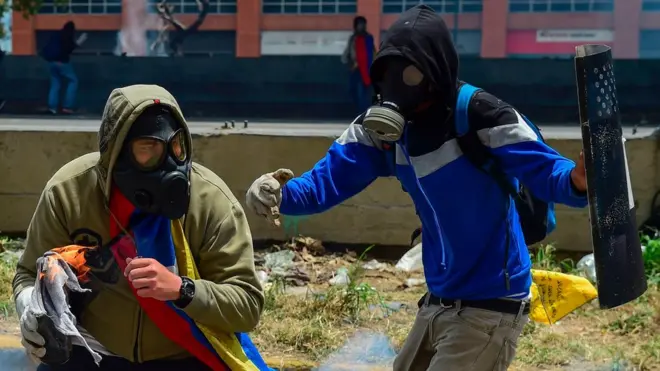 Varias personas encapuchadas han protagonizado enfrentamientos con la policía durante las protestas en Caracas.