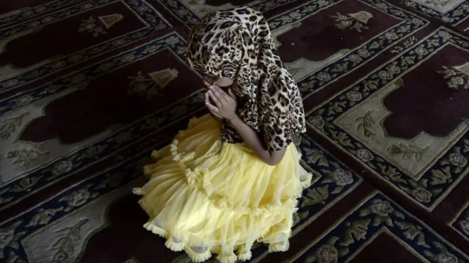 Small Muslim girl wey dey pray