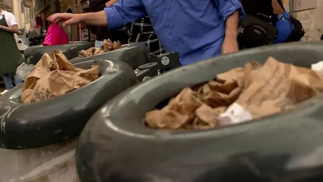 多くの観光客も訪れるローマで、街にあふれるごみが問題になっている。