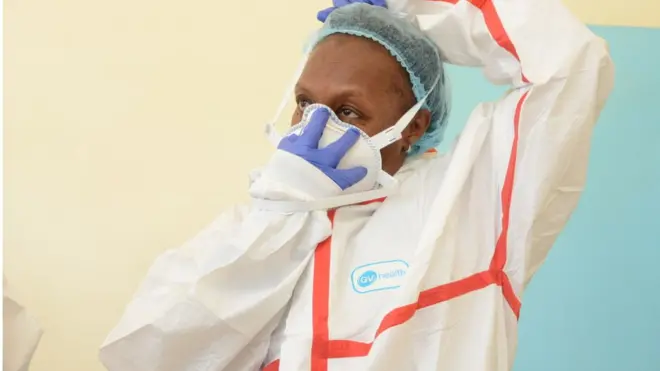 Un agent de la santé vêtu d'une combinaison de protection dans le service d'isolement du Coronavirus à Nairobi.
