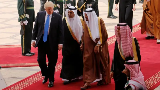 พระราชาธิบดีซัลมานแห่งซาอุดีอาระเบียทรงต้อนรับนายทรัมป์ และภริยา ขณะเดินทางมาถึงกรุงริยาด