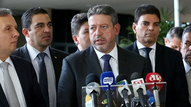Apoiado por Bolsonaro, deputado Arthur Lira (PP-AL) é favorito para assumir comando da Câmara