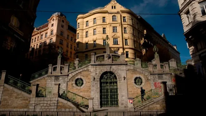 หญิงคนนี้เดินอยู่ใจกลางกรุงเวียนนา ที่ได้รับการจัดอันดับให้เป็นเมืองน่าอยู่ที่สุดในโลก