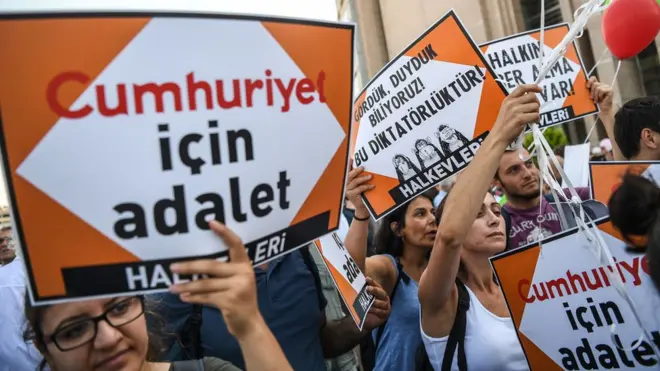 Активисты вышли на акцию против суда над журналистами газеты