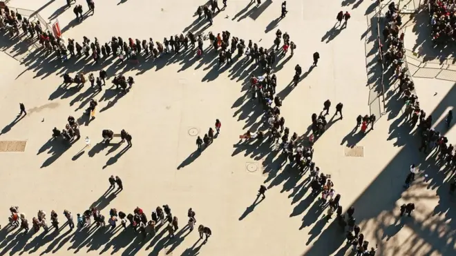 Туристи чекають у черзі, щоб потрапити на Ейфелеву вежу - приємна черга?