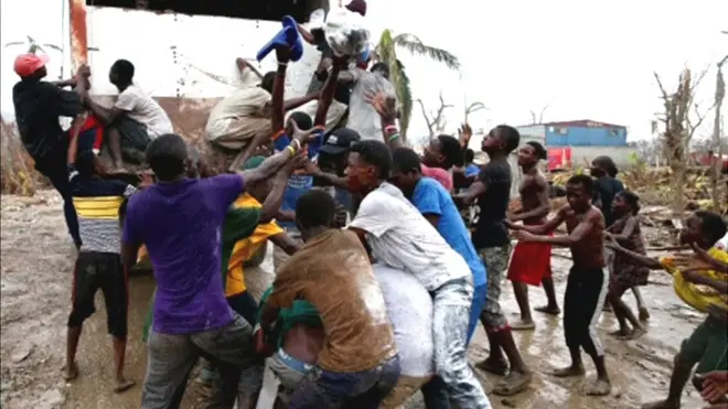 Personas tratan de sacar ayuda