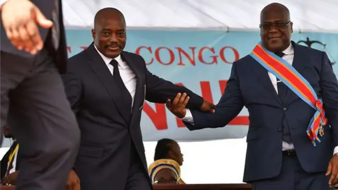 Perezida Félix Tshisekedi (iburyo) ahererekanya ububasha na Joseph Kabila ucyuye igihe, ku itariki ya 24 y'ukwezi kwa mbere muri uyu mwaka wa 2019