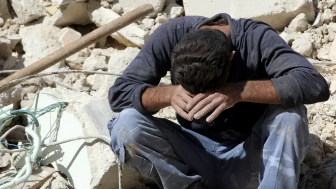 Мужчина на руинах Алеппо