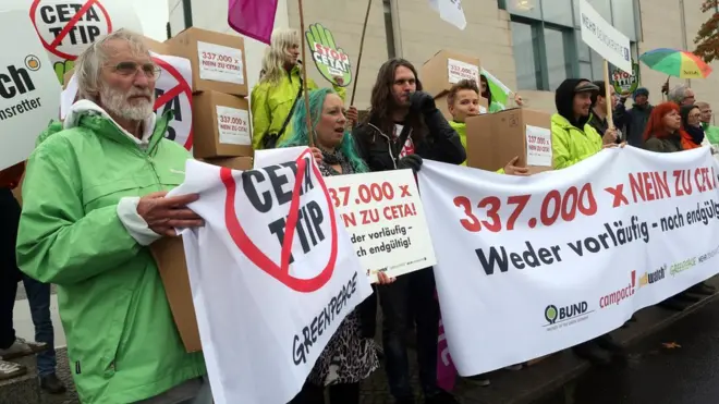 В Германии проходят протесты против торговых договоров CETA и TTIP