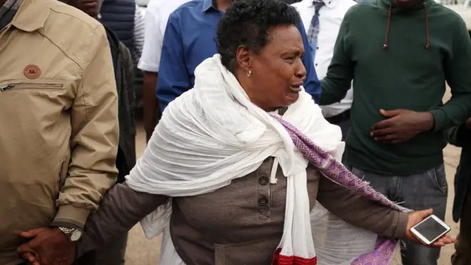 امرأة تبكي بعد مشاهدتها للحادث