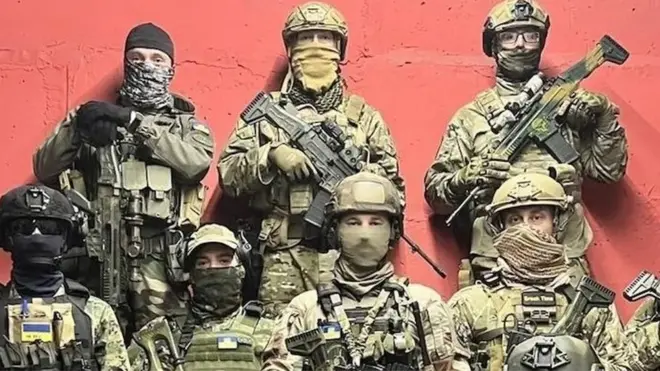 Александр Дрюке и Энди Хьюн приехали добровольцами в Украину, где вступили в отряд таких же доровольцев из разных стран. Из-за смешанного состава он получил интернациональное название "Багет"