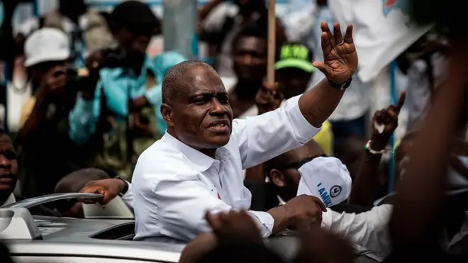 Martin Fayulu a été aperçu dimanche à la messe faisant une accolade au nouveau président congolais Felix Tshisekedi mais pour l'opposant cela relève de sa vie privée.