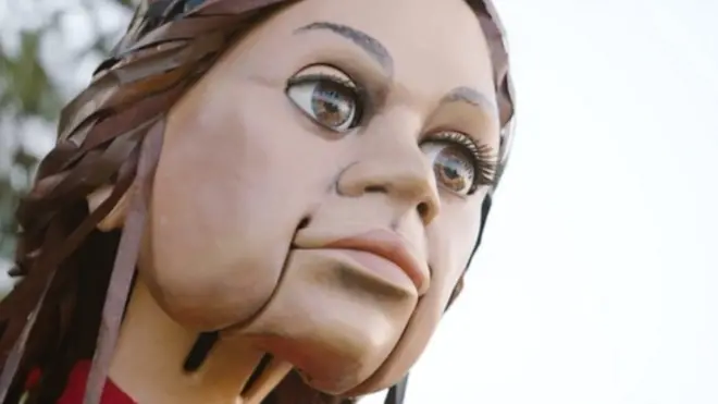 دمية عملاقة تسير في رحلة عبر أوروبا لإيصال رسالة عن اللاجئين