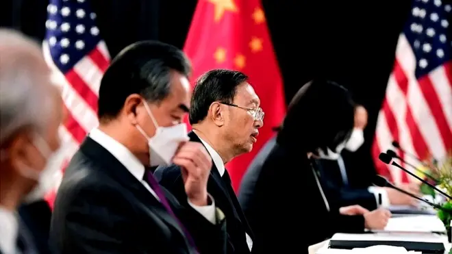 चीन के शीर्ष राजनयिक यांग जेइची (बीच में) और विदेश मंत्री वांग यी