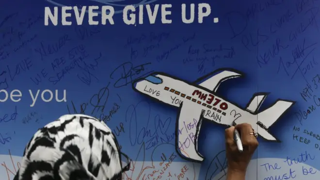 MH370 membawa 239 penumpang dan awak saat hilang dalam penerbangan dari Kuala Lumpur menuju Beijing, 8 Maret 2014.