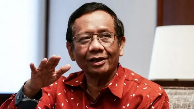 Calon wakil presiden paslon nomor urut 03, Mahfud MD mundur dari jabatannya sebagai Menteri Koordinator bidang Politik, Hukum dan HAM (Menkopolhukam).