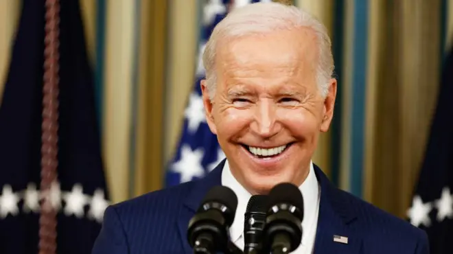 ABD Başkanı Biden gülüyor