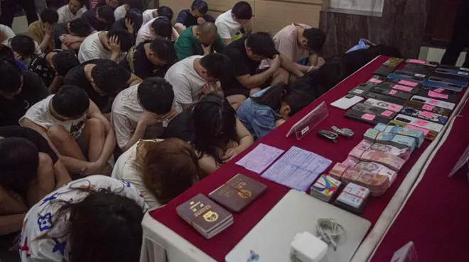 Polisi menghadirkan puluhan tersangka warga negara asing (WNA) asal Tiongkok beserta barang bukit saat rilis kasus di Polresta Barelang, Batam, Kepulauan Riau, Rabu (6/9/2022).