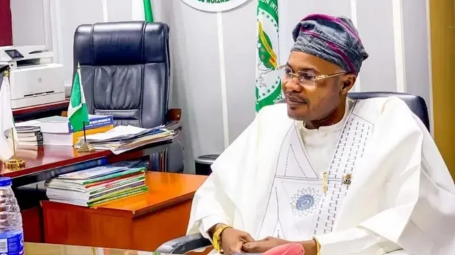 Ọmọba Adeyemi Adeniyi wọ agbada funfun ati fila
