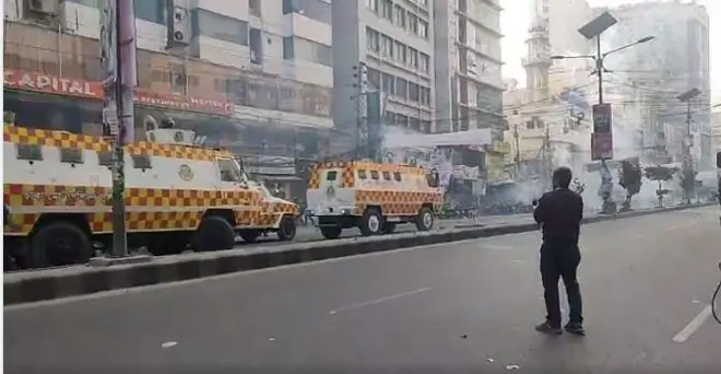 ঢাকার নয়াপল্টনে বিএনপি অফিসের সামনে সংঘর্ষের সময় পুলিশ কাঁদানে গ্যাস ছোঁড়ে