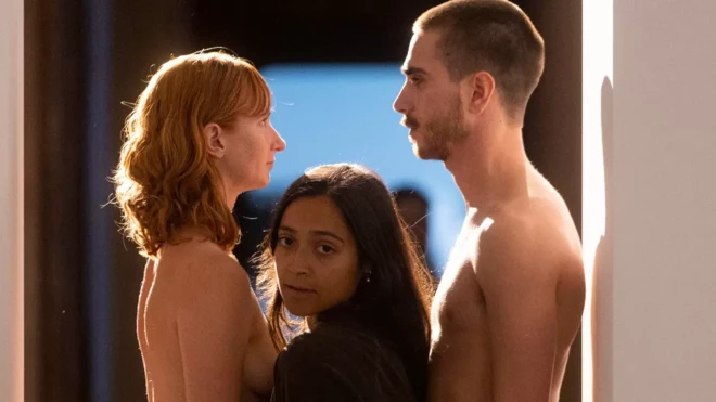 Doz wey go di exhibition squeeze through two naked performance models to fit ge chance enta