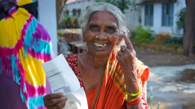 ఓటు వేసిన తర్వాత వేలు చూపిస్తున్న మహిళ