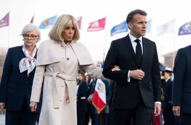 آقای مکرون در گفتگو با خبرنگاران در کره جنوبی خطاب با انتقاد شدید از ترامپ گفت: جنگ علیه ایران یک نمایش نیست. ما در مورد جنگ و صلح و زندگی مردان و زنان صحبت می‌کنیم.