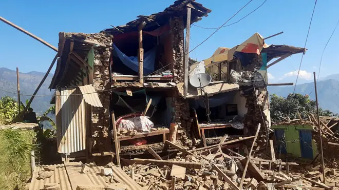 ပြင်းထန်တဲ့ ၆ ဒသမ ၅ ပြင်းအားရှိတဲ့ ငလျင်လှုပ်ခတ်မှုကြောင့် လူပေါင်း တစ်ရာကျော်သေဆုံး