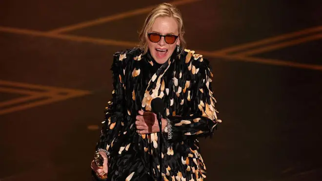 Amy Madigan con el Oscar a la mejor actriz de reparto.