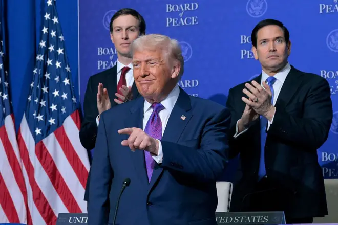 ټرمپ له خپلو همکارانو سره 