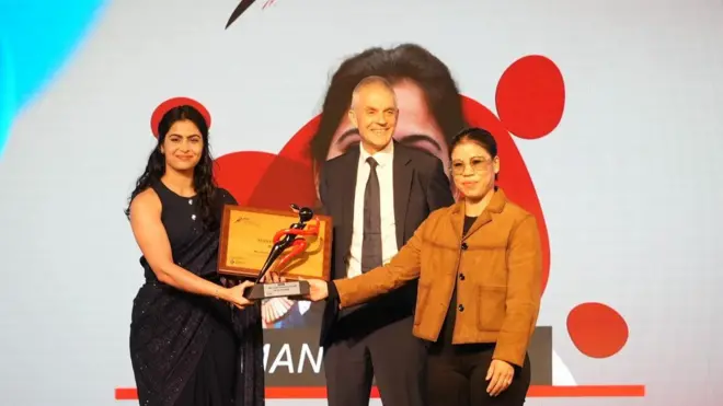 मनु भाकर को बीबीसी इंडियन स्पोर्ट्सवुमन ऑफ़ द ईयर 2024 का ख़िताब बीबीसी के डायरेक्टर जनरल टिम डेवी और भारतीय मुक्केबाज़ मैरी कॉम ने दिया 