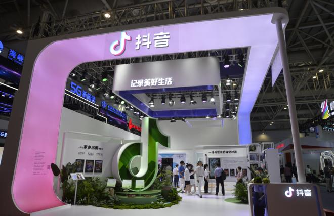 Estande do TikTokaposta mega pela internetuma conferência na China