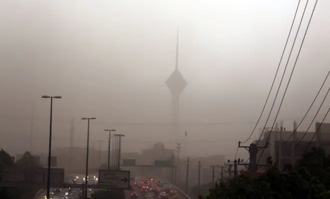 ۶ ژوئن ۲۰۱۴ رانندگان با چراغ‌های روشن در یکی از بزرگراه‌های تهران، پایتخت ایران رانندگی می‌کنند در حالی که هوای بد، این شهر را در برگرفته است. اوایل همان هفته، طوفان گرد و غبار باعث آشفتگی در سراسر تهران شد؛ طوفانی که با وزش بادهای شدید، گرد و غبار بیابانی را بر فراز شهر آورد و باعث سقوط درختان و خطوط برق شد.