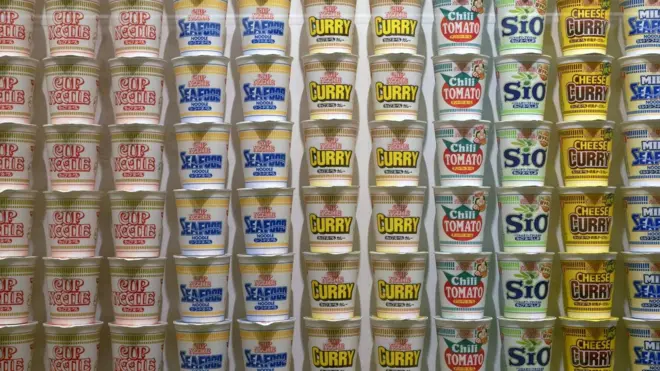 日清方便面博物馆内一面堆砌着众多杯面的墙