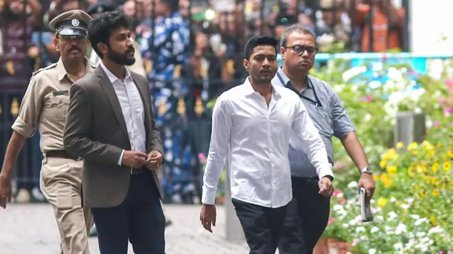 ১১ই জুন সিআইডির দফতরে হাজিরা দিতে আসেন অভিষেক ব্যানার্জী