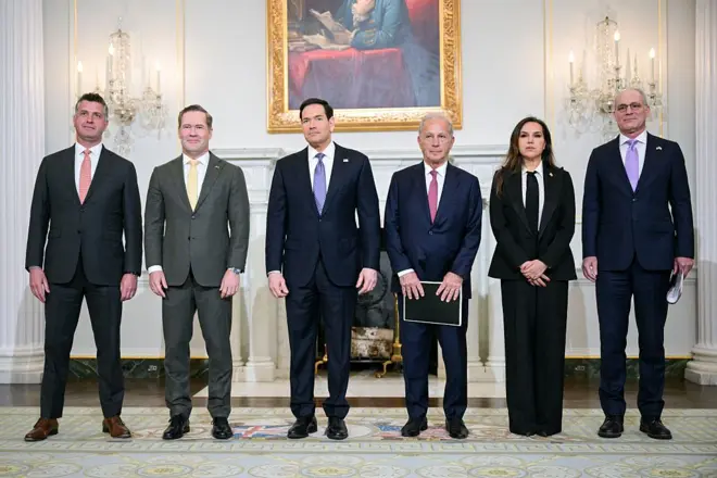 советник Госдепартамента Майкл Нидхэм, спецпосланник США в ООН Майк Уолтц, Госсекретарь Марко Рубио, посол США в Ливане Мишель Исса, посол Ливана в США Нада Хамаде Моавад и посол Израиля в США Йехиэль Лейтер