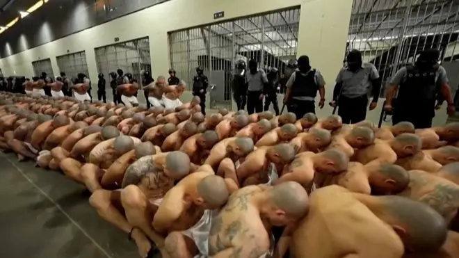 نقل مشتبه في انتمائهم للعصابات لسجن ضخم بالسلفادور