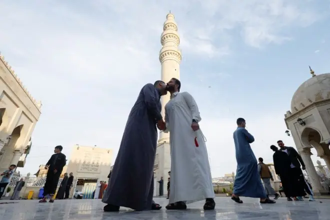 العراقيون يتبادلون تهاني العيد في الموصل