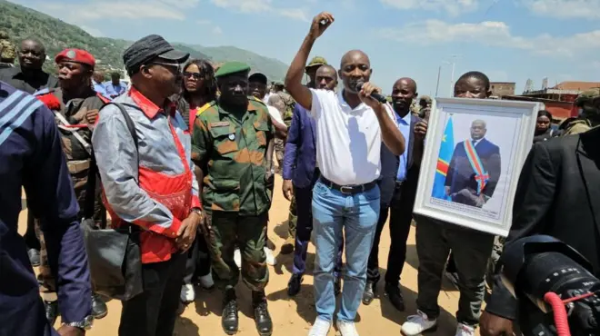 Guverineri Pulusi avugana n'abaturage ba Uvira baje kumwakira