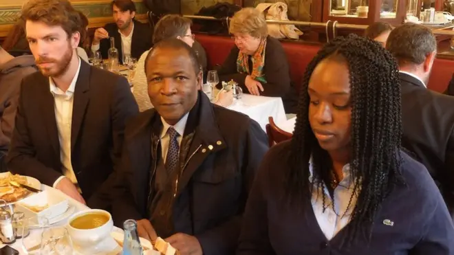 (Au Centre) François Compaoré à Paris, juste après la décision de la justice.