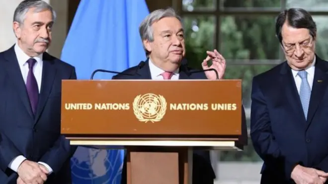 Soldan sağa: Kuzey Kıbrıs lideri Mustafa Akıncı, BM Genel Sekreteri Antonia Guterres, Kıbrıslı Rum lider Nikos Anastasiadis
