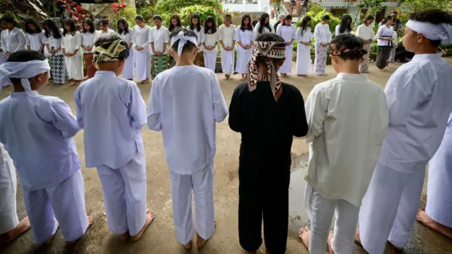 Sejumlah remaja penganut Sunda Wiwitan mengikuti ritual 'siraman' di Desa Cigugur, Jawa Barat, saat upacara Seren Taun. Sebuah riset menyebut anak-anak penghayat kepercayaan rentan menjadi target perundungan di sekolah.