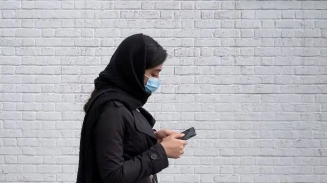 زن جوان با موبایل در تهران