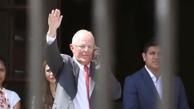Tras menos de dos años en el poder, Kuczynski se enfrenta a la disyuntiva de renunciar a su cargo el miércoles o ser vacado (destituido) por el Congreso peruano.