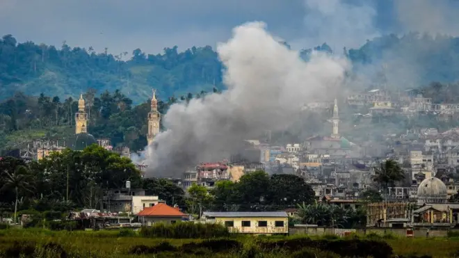 Asap terlihat di Marawi setelah pesawat tempur Filipina menjatuhkan sejumlah bom ke daerah yang dikuasai kelompok militan, Minggu (17/09) kemarin.